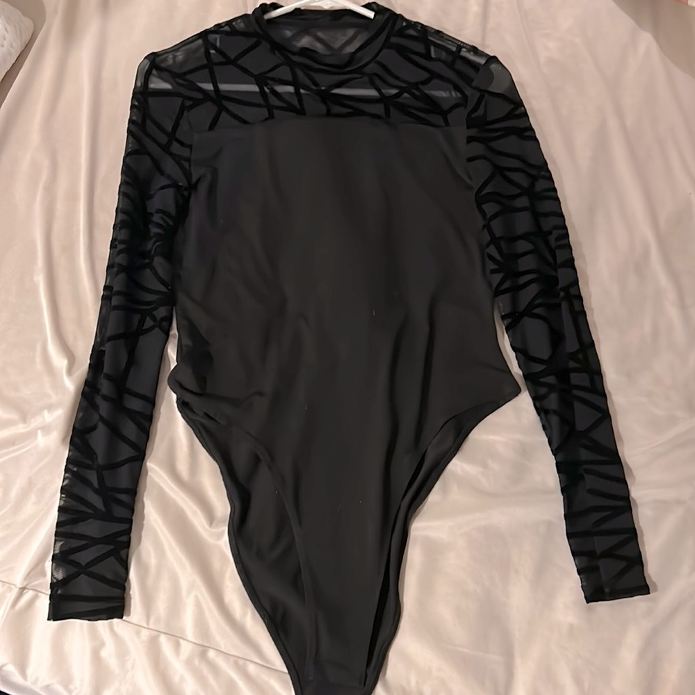 Absolutely stunning black bodysuit with velvet pattern at the top. Size S.